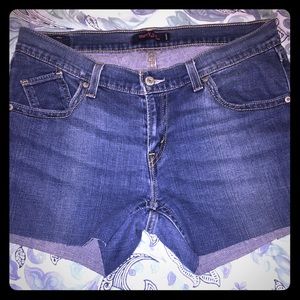 Ladies Levi 528 Curvy Cut Jean Shorts.